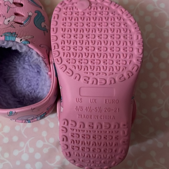 Toddler Girl Insulated Crocs - Picture 8 of 9